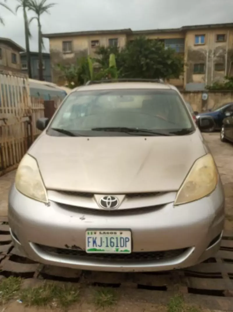 Toyota Sienna   - 2004