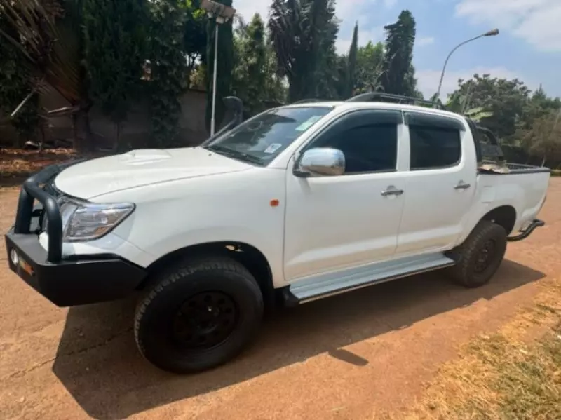 TOYOTA Hilux   - 2013