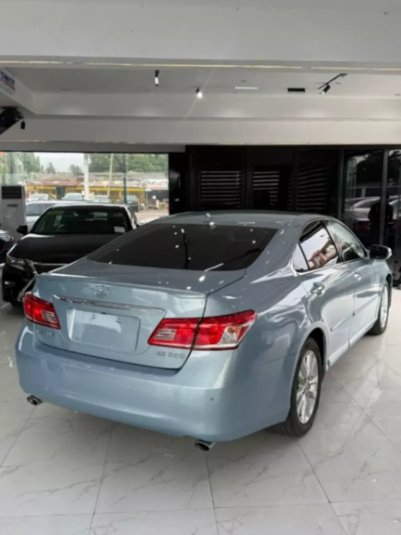 Lexus ES   - 2010