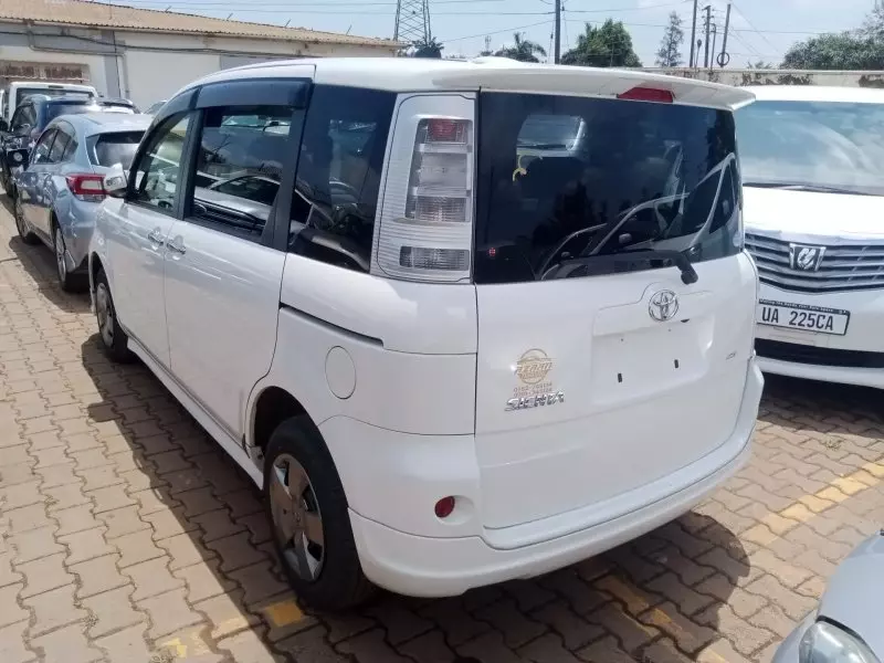 Toyota Sienta   - 2012