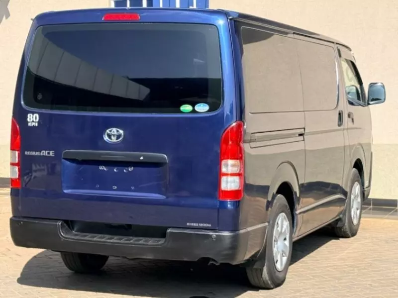 Toyota Regiusace   - 2018
