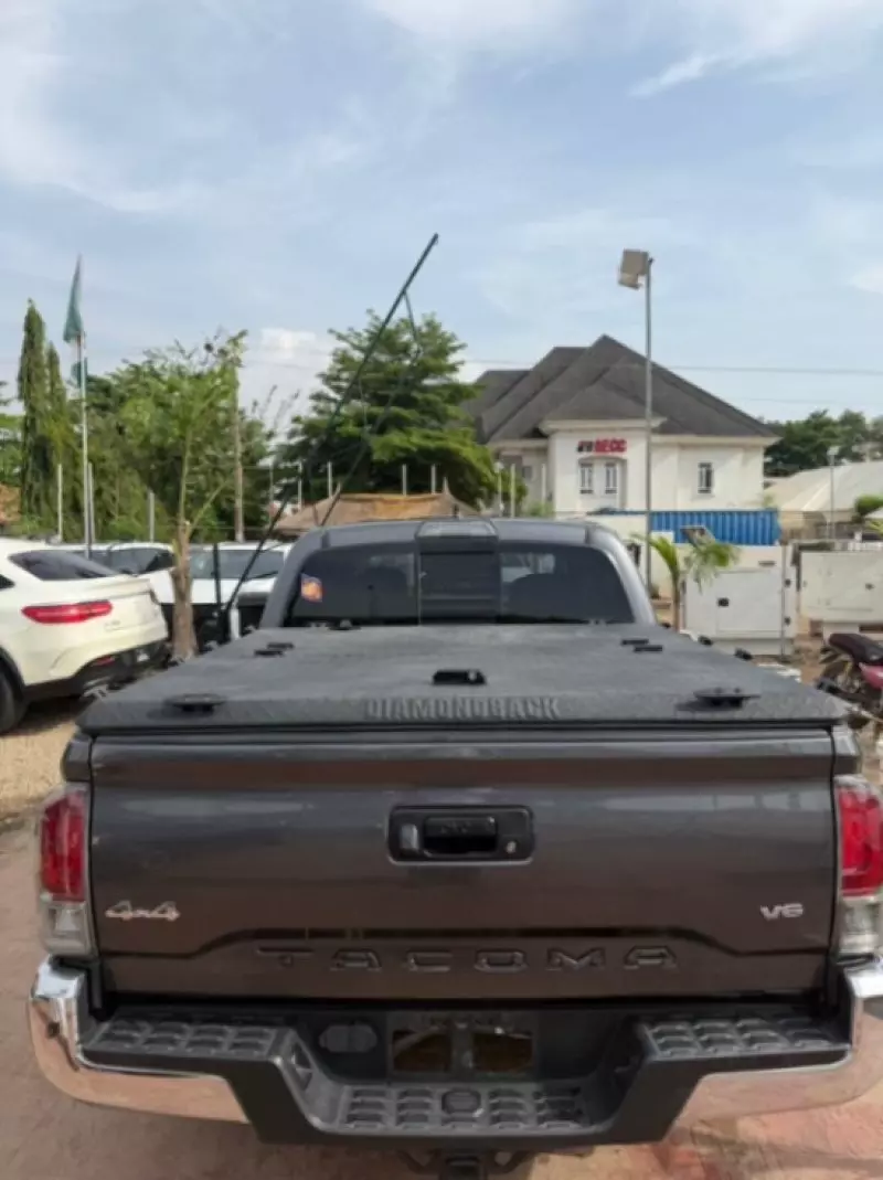 TOYOTA Tacoma   - 2018