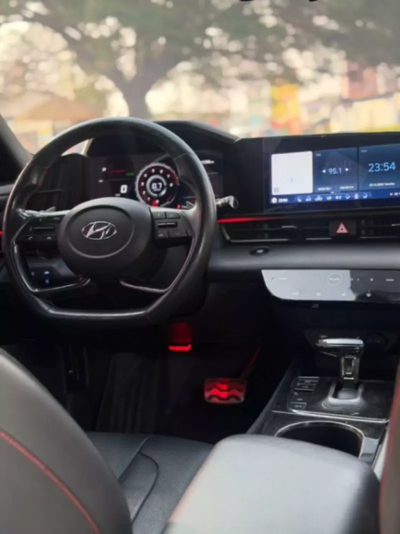 Hyundai Elantra   - 2022