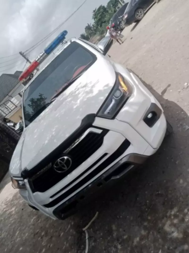 Toyota Hilux   - 2014