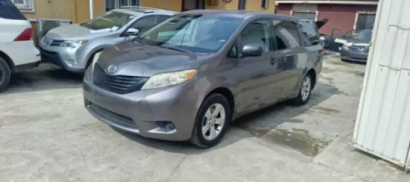 Toyota Sienna   - 2011