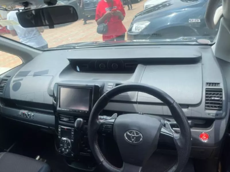 Toyota Voxy    - 2012