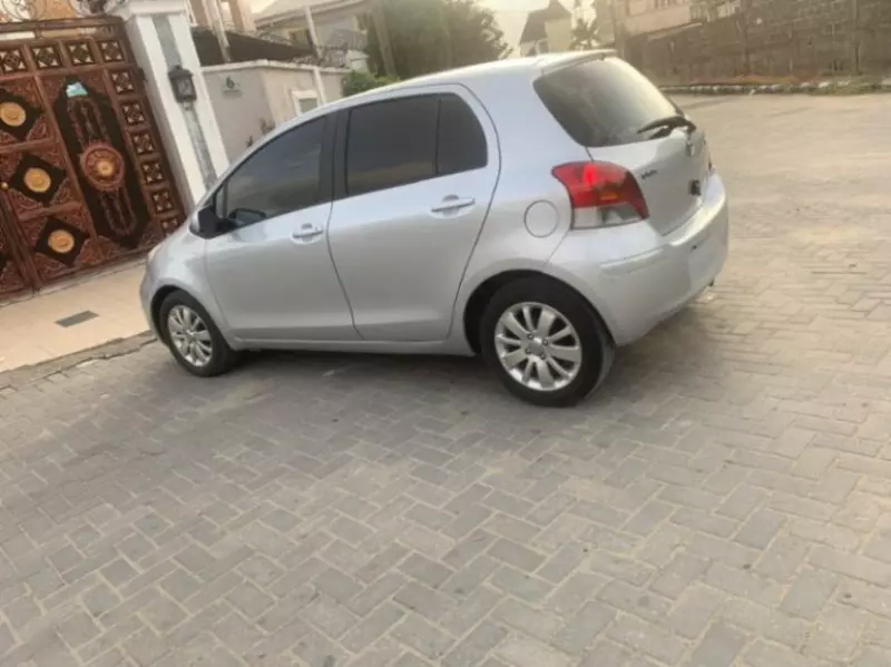 TOYOTA Yaris   - 2009
