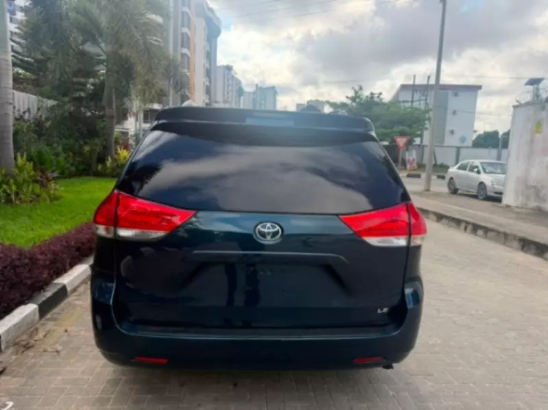 TOYOTA Sienna   - 2011