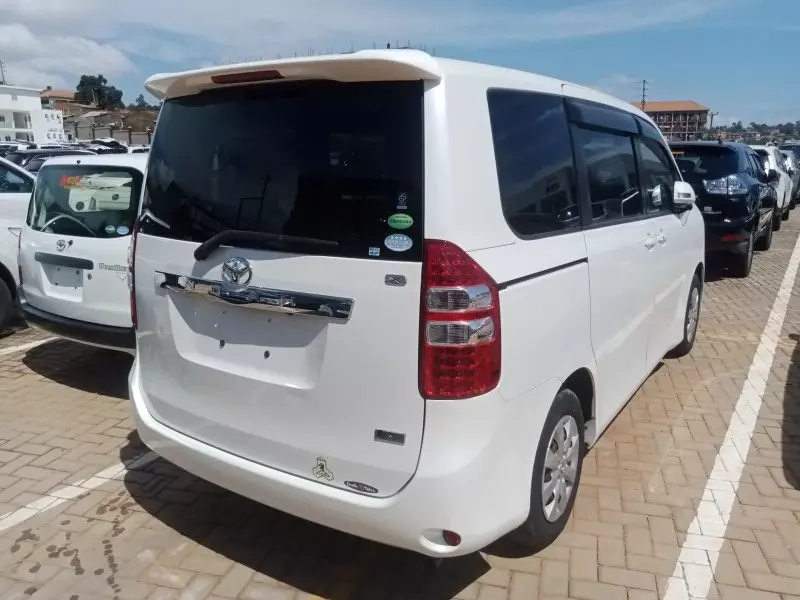 Toyota Noah   - 2013