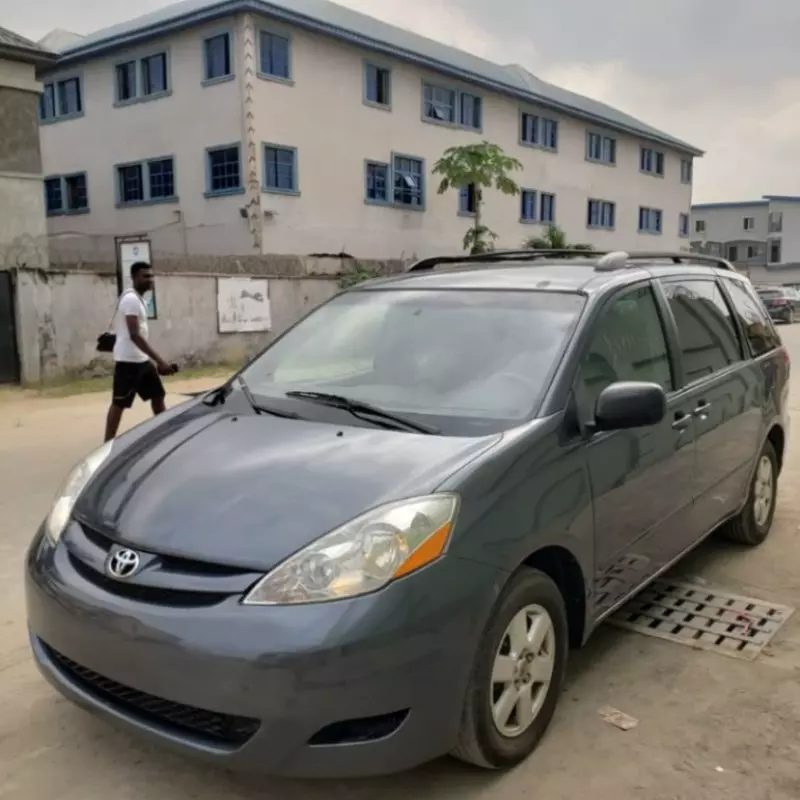 TOYOTA Sienna   - 2010