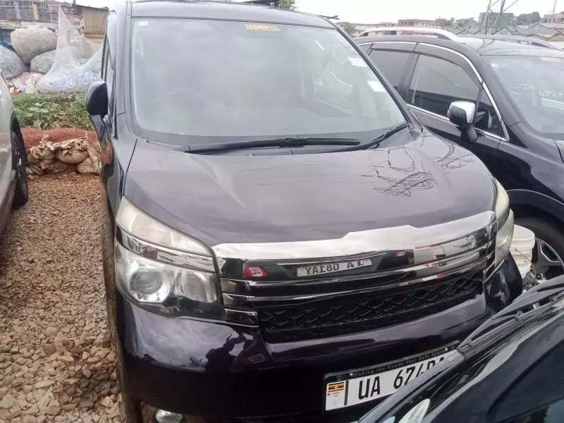 TOYOTA Noah   - 2010