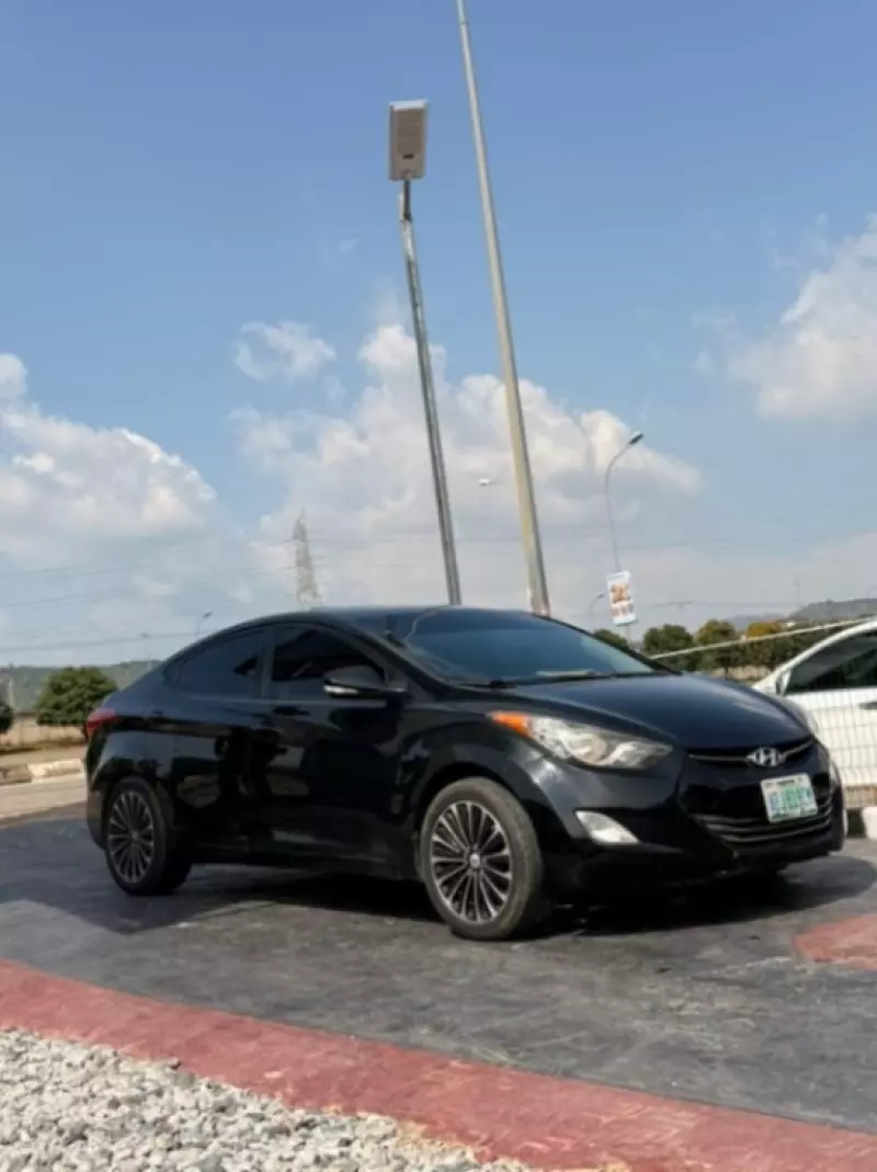 Hyundai Elantra   - 2013