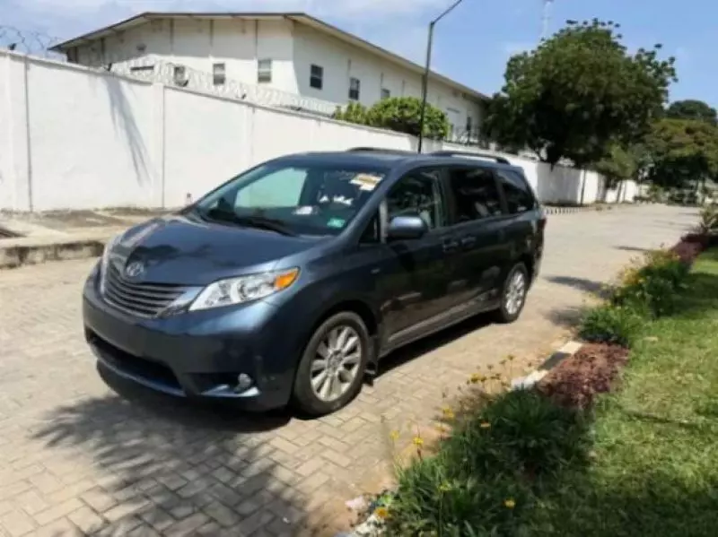 TOYOTA Sienna   - 2017