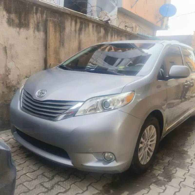 TOYOTA Sienna - 2012
