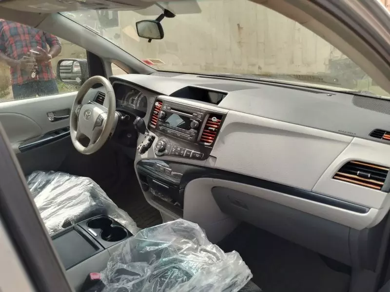 Toyota Sienna   - 2011