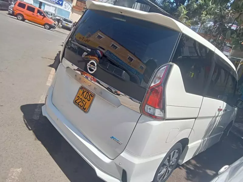 Nissan Serena   - 2017