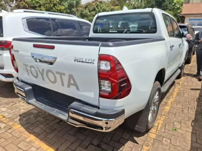 TOYOTA Hilux - 2025