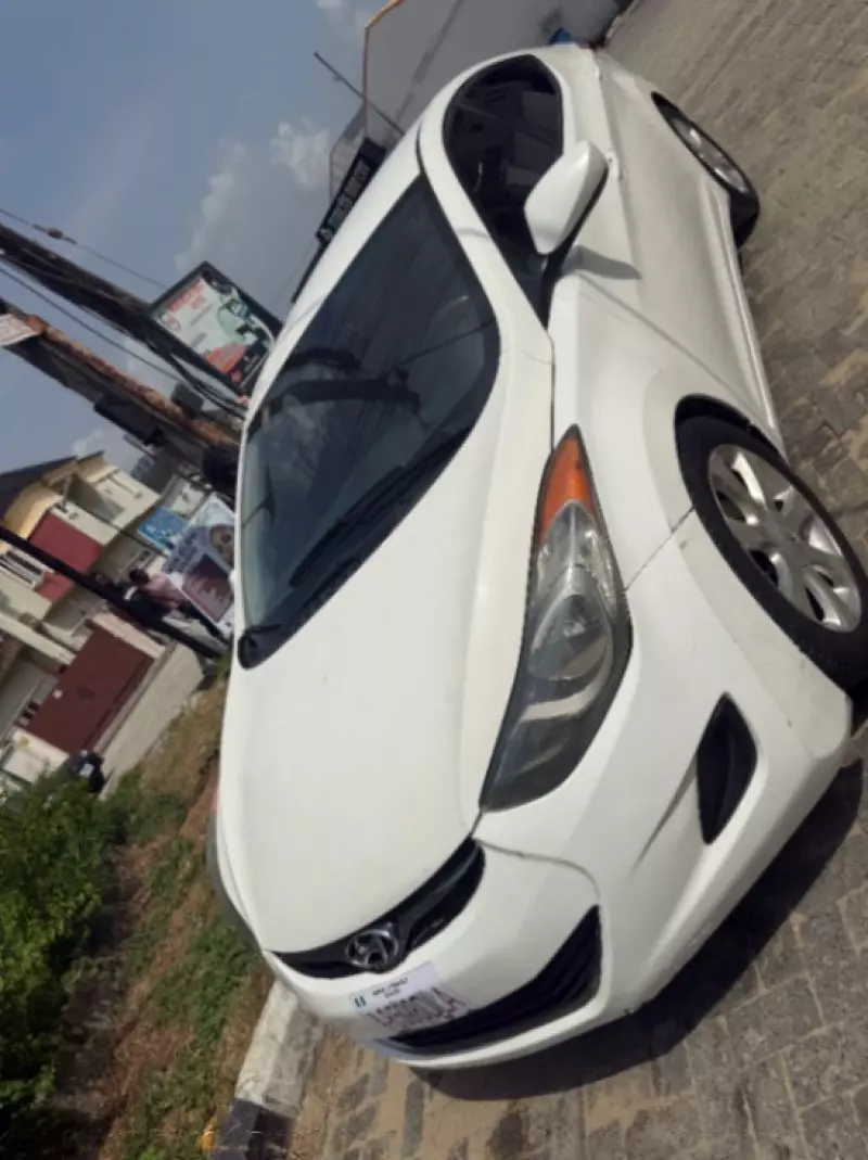 Hyundai Elantra   - 2013