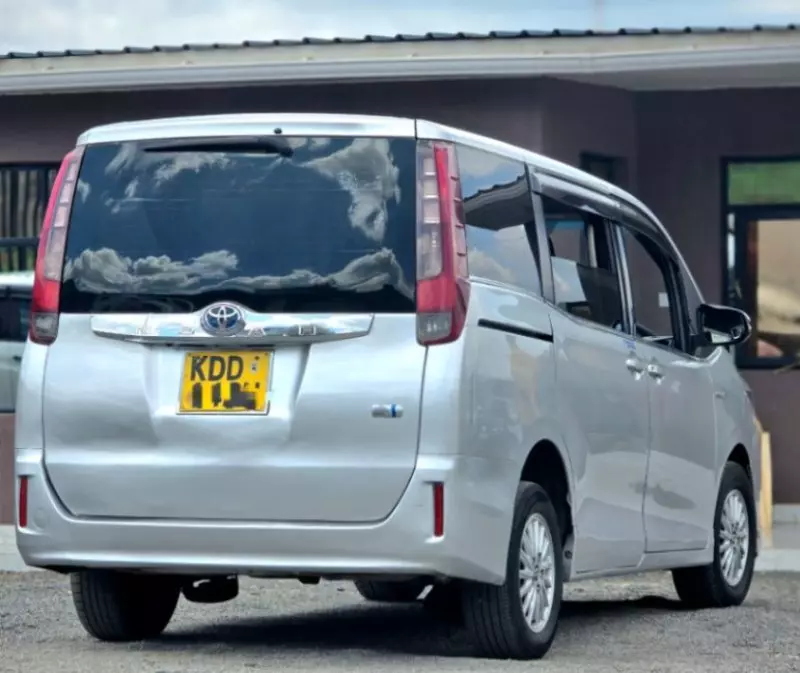 Toyota Voxy    - 2015