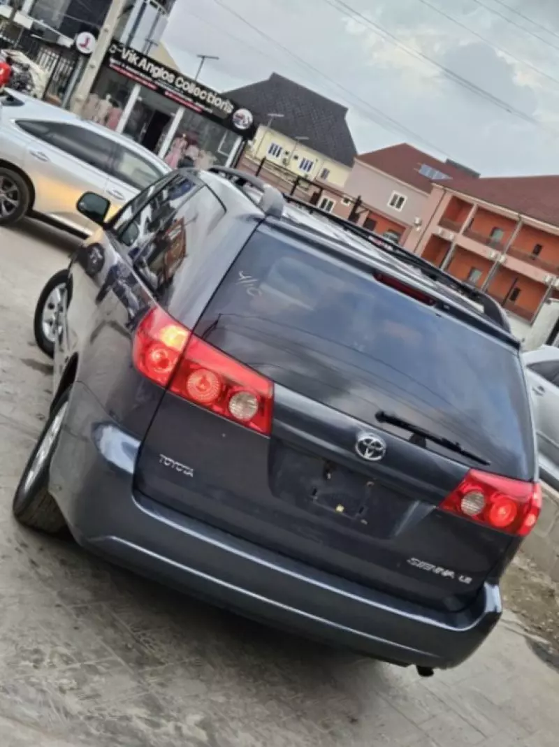 Toyota Sienna   - 2009