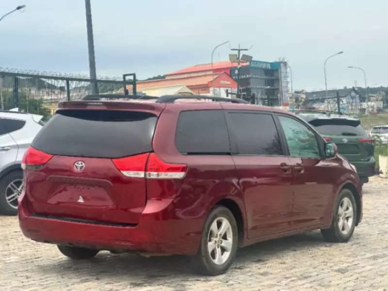 TOYOTA Sienna   - 2013