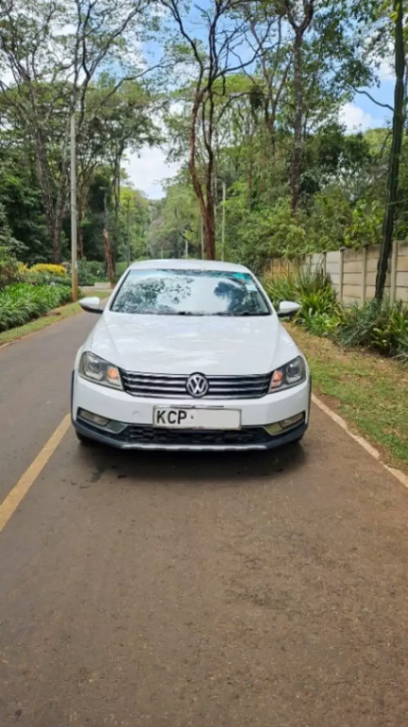 Volkswagen Passat   - 2011