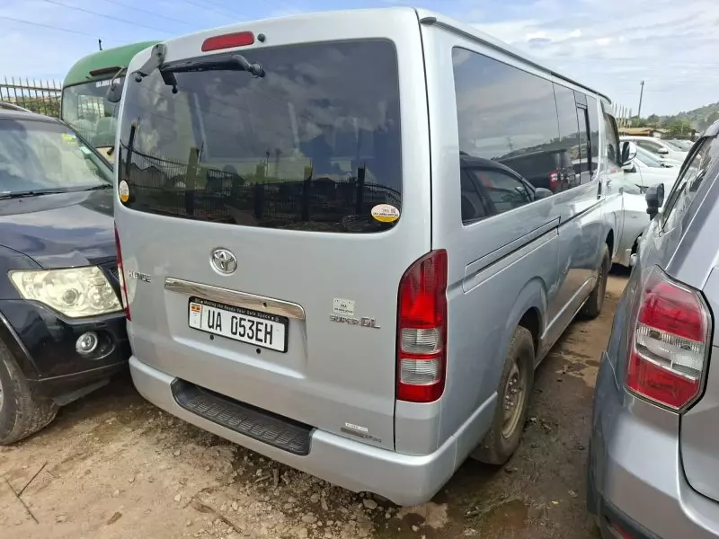 Toyota Hiace   - 2011