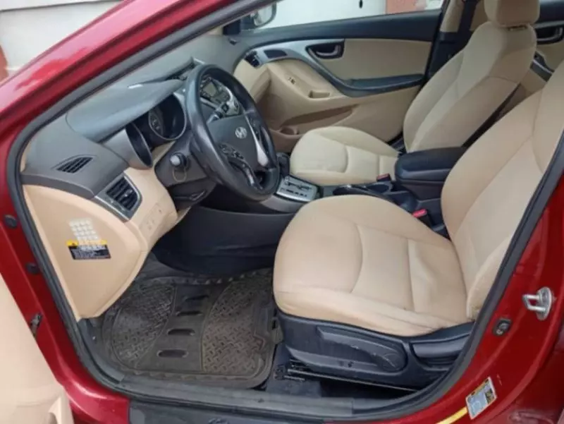 Hyundai Elantra   - 2012