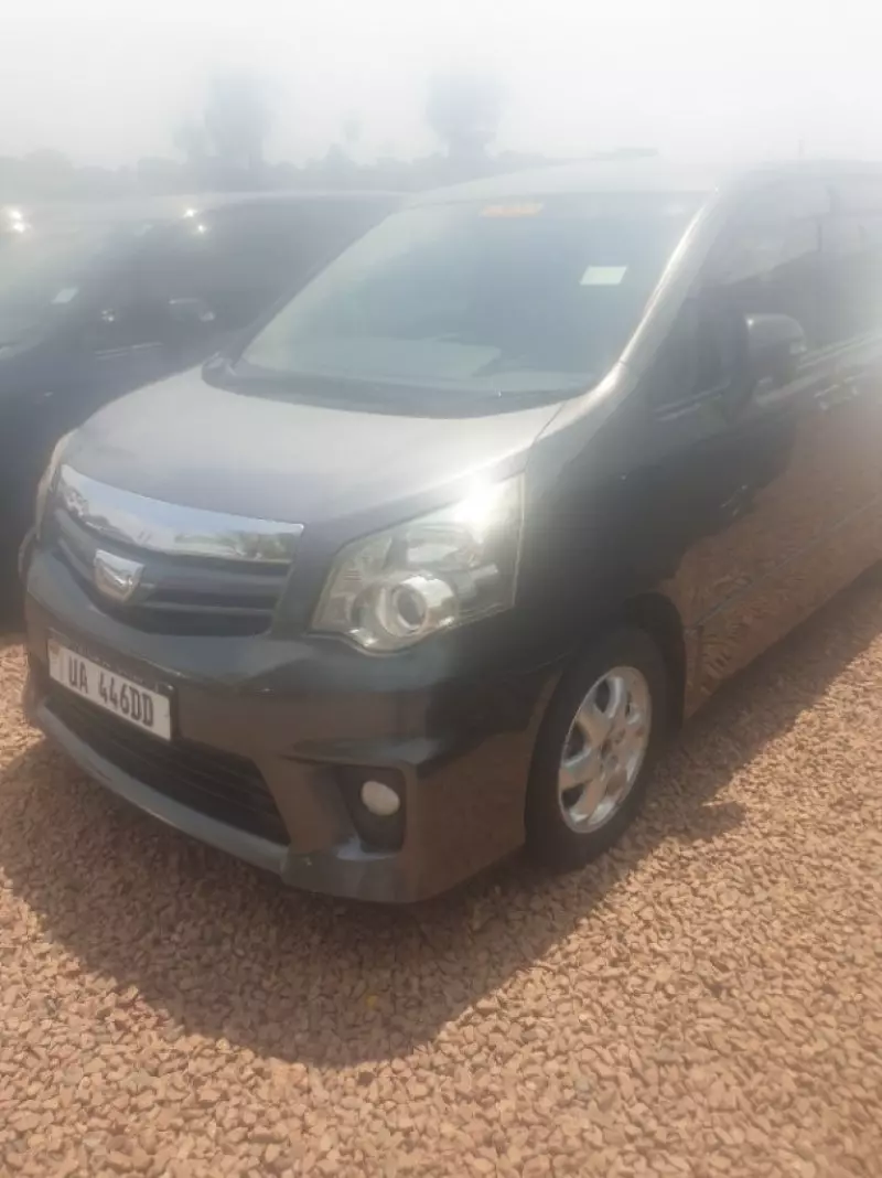 TOYOTA Noah   - 2012