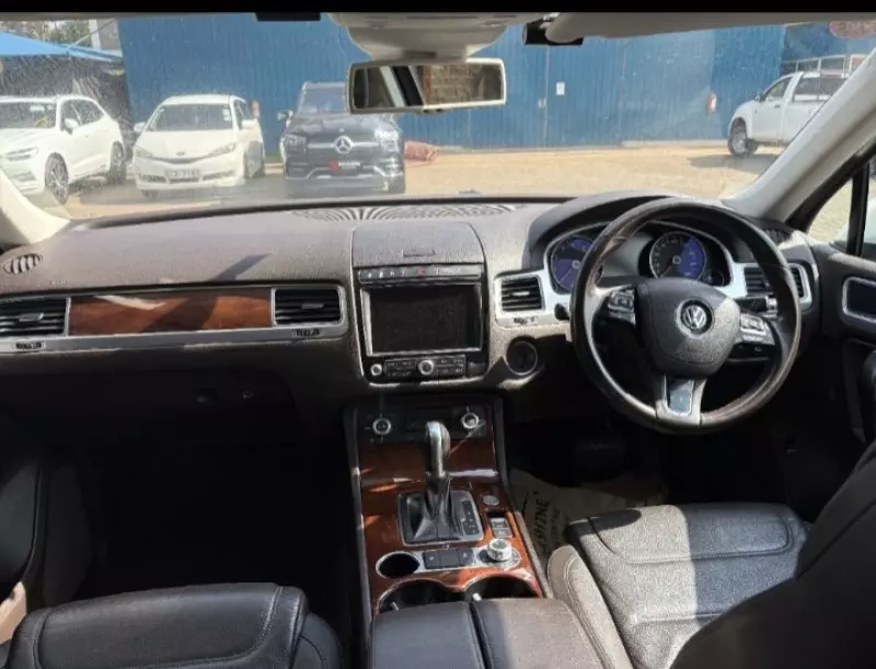 Volkswagen Touareg   - 2015