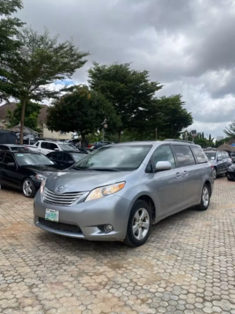 TOYOTA Sienna   - 2011