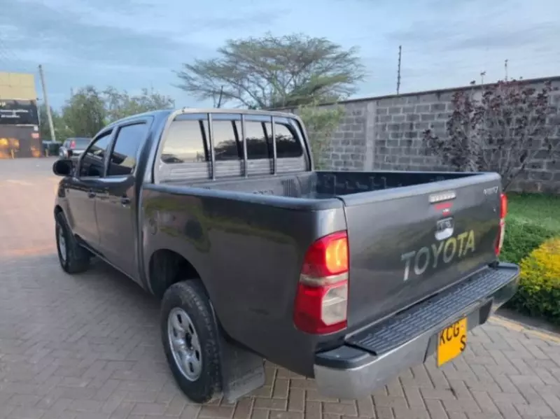 Toyota Hilux   - 2015