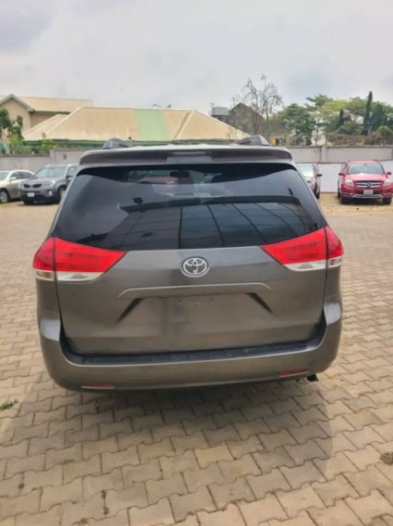 Toyota Sienna   - 2013