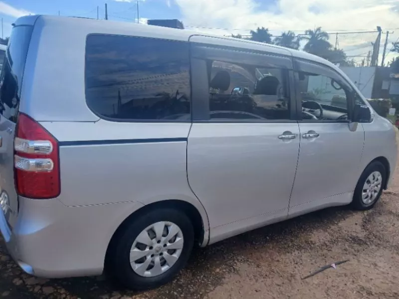 Toyota Noah   - 2012
