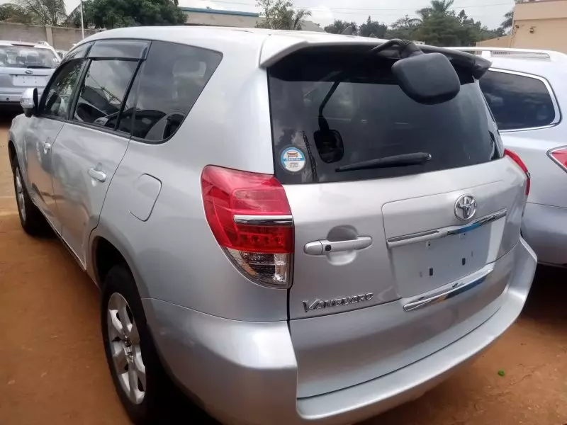 Toyota Vanguard    - 2012