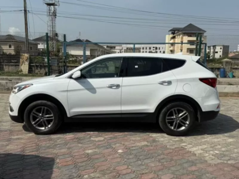 Hyundai Santa Fe   - 2017