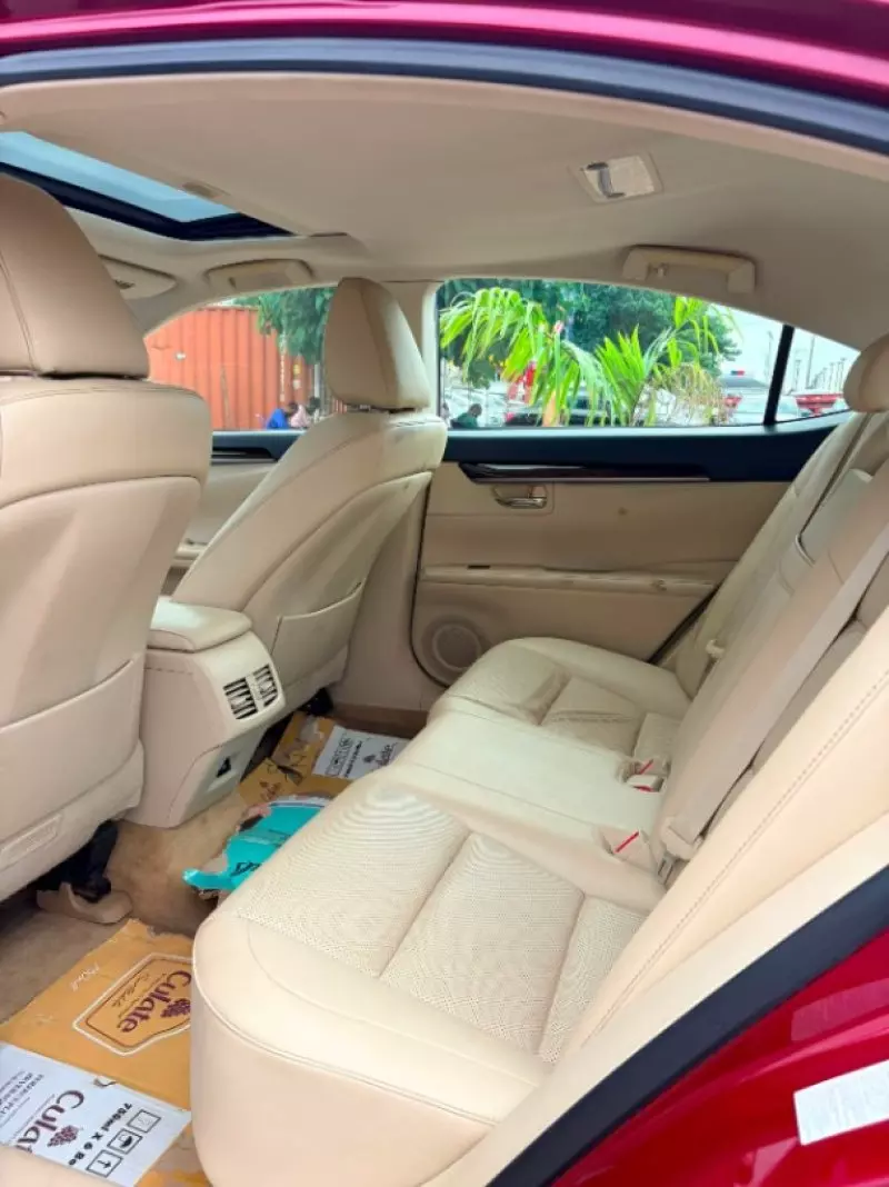 Lexus ES   - 2014