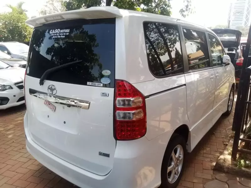 Toyota Noah   - 2012