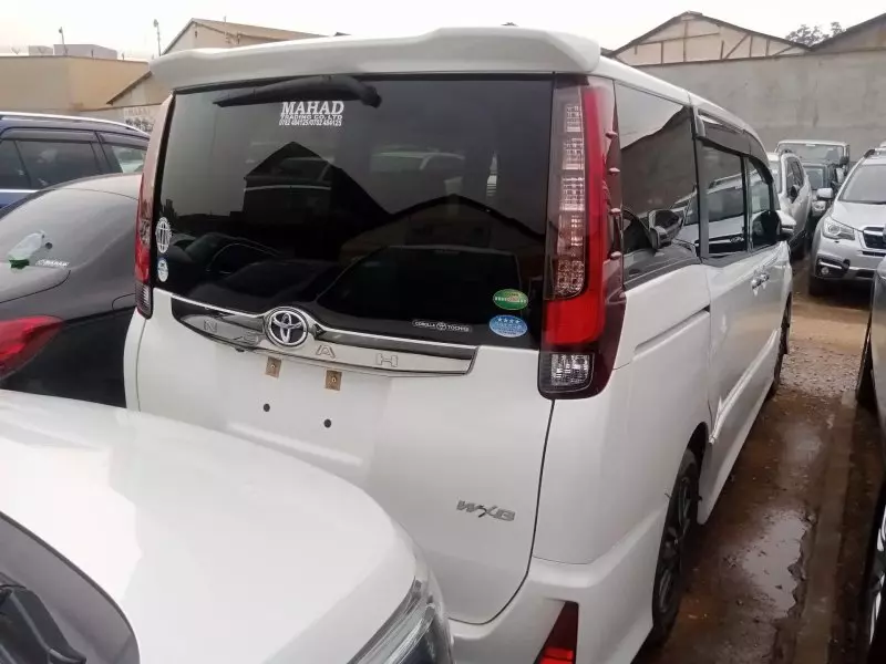 Toyota Noah   - 2017