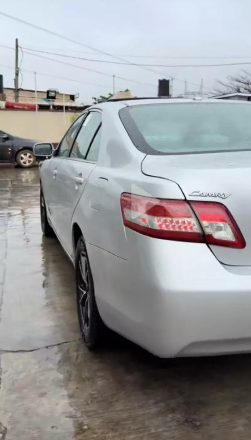TOYOTA Camry - 2010