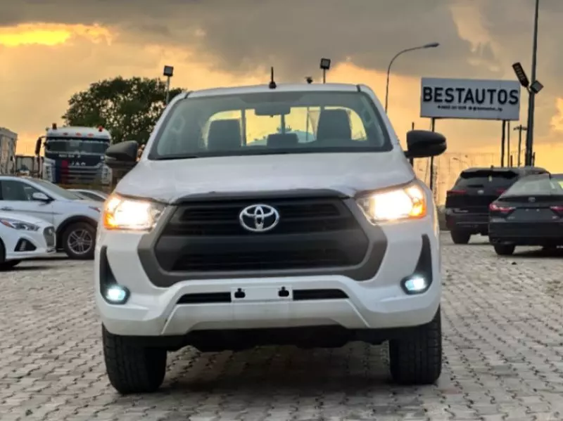 TOYOTA Hilux - 2025