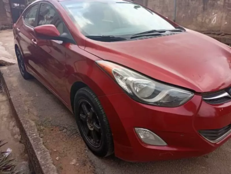 Hyundai Elantra   - 2012