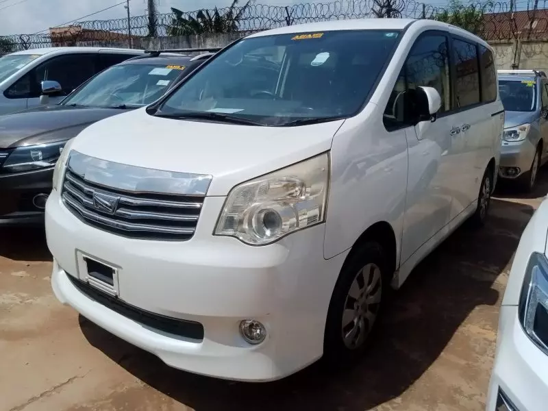 Toyota Noah   - 2012