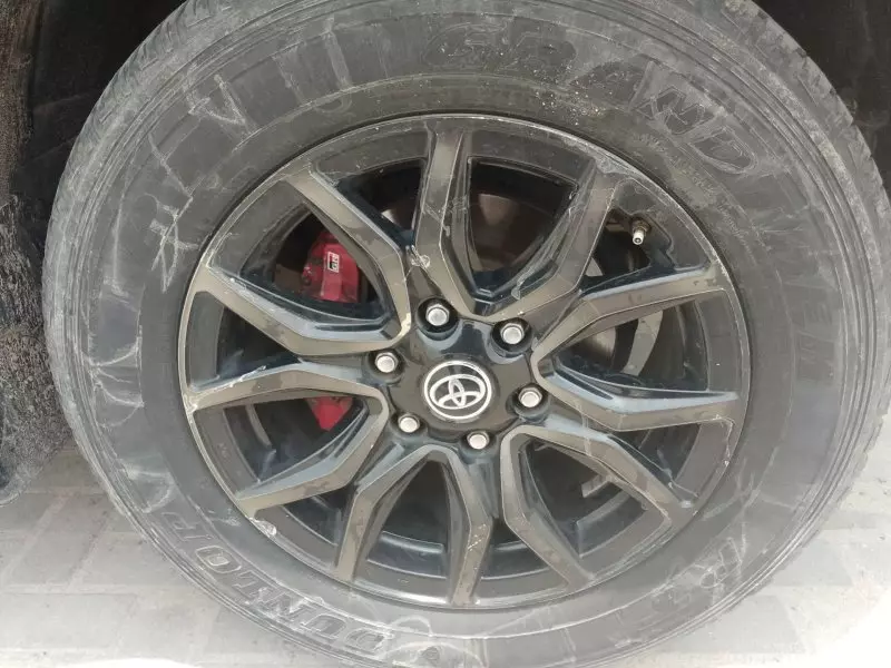 TOYOTA Hilux    - 2023