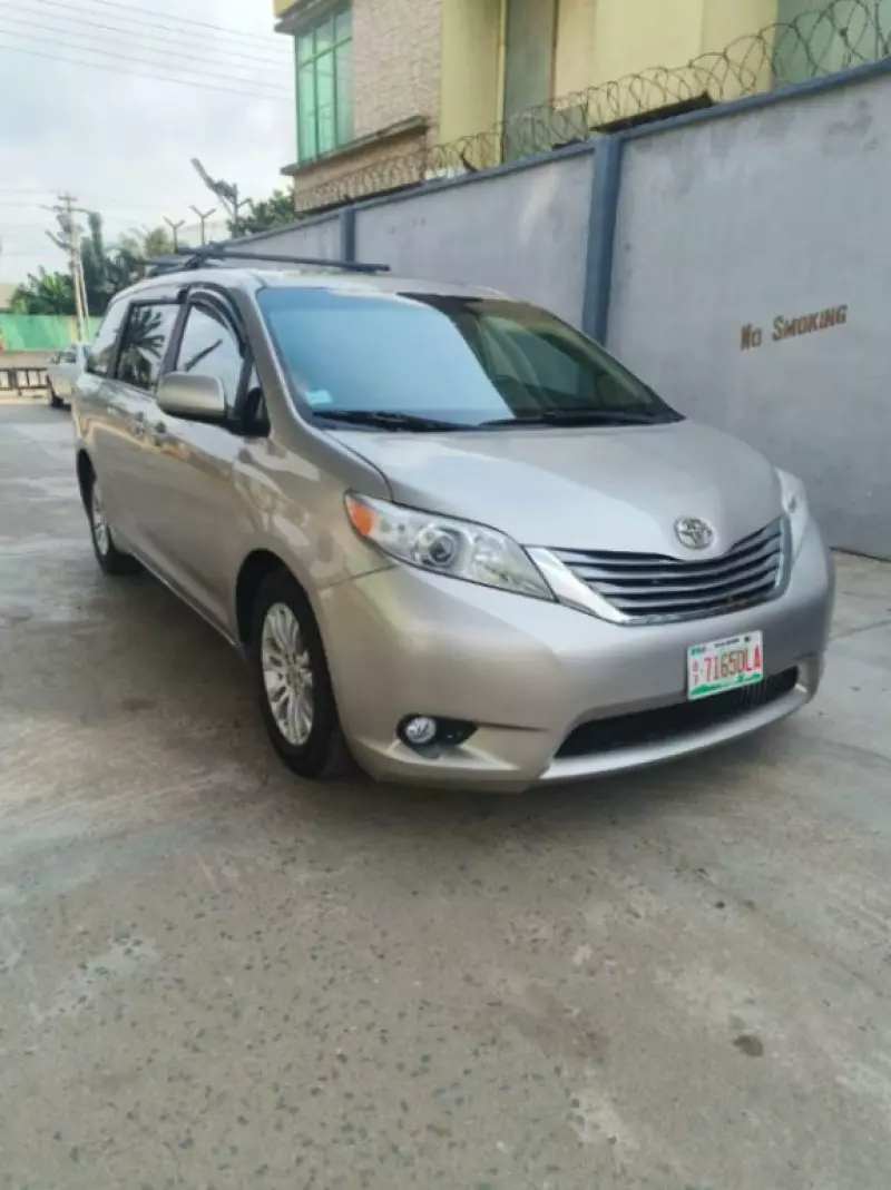 TOYOTA Sienna - 2016
