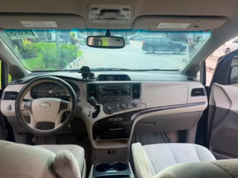 TOYOTA Sienna   - 2011