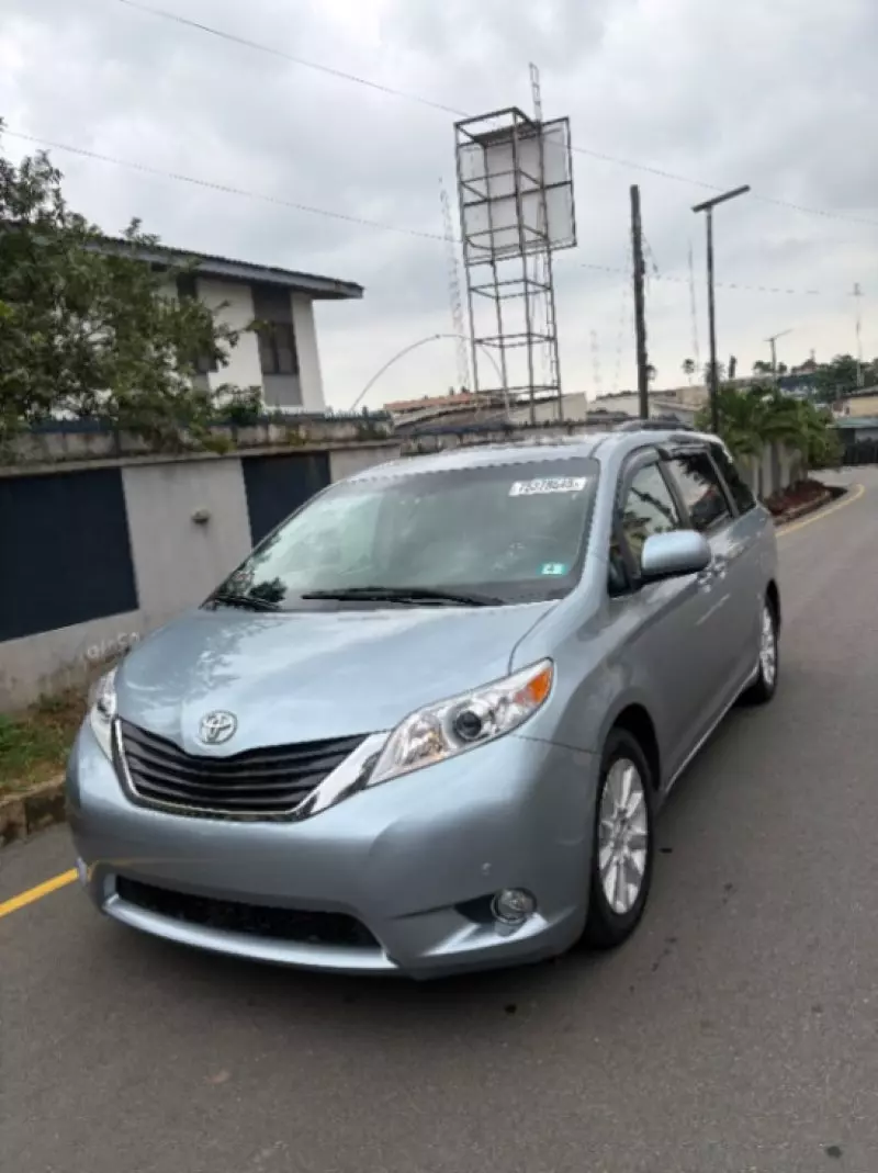 TOYOTA Sienna - 2012