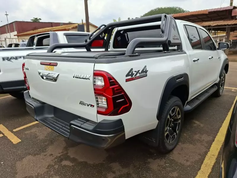 Toyota Hilux Revo    - 2025