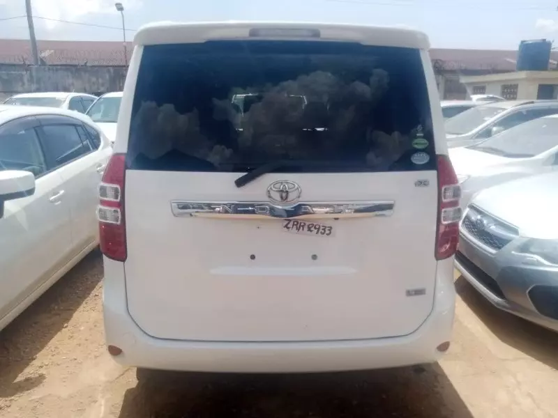 Toyota Noah   - 2012