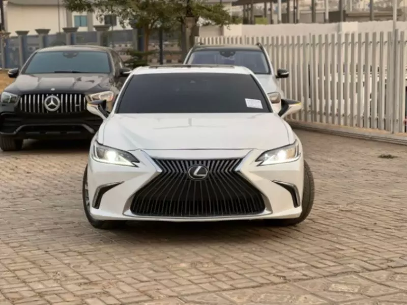 Lexus ES 350   - 2021